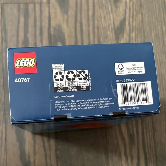 LEGO Red Mini Astronaut Building Set - Picture 4 of 5